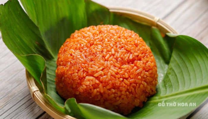 Khi xôi bị khô, vảy ít nước lên bề mặt xôi. Đậy nắp và hấp thêm 5 phút.