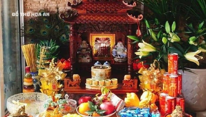 Trong 100 ngày đầu tiên thờ Thần Tài, Hoa An khuyên gia chủ nên thắp hương mỗi sáng và thắp đèn 24/24 để bát hương luôn tụ khí