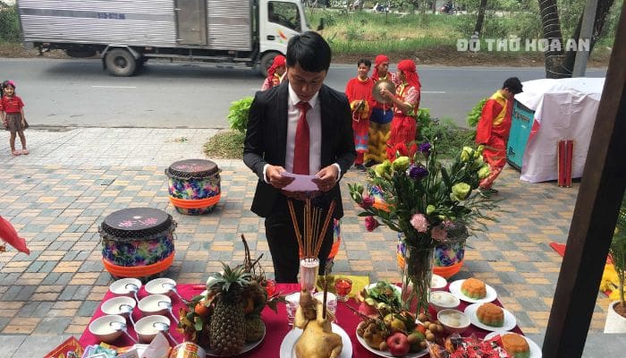 Ăn mặc chỉnh chu, thành tâm khi cúng, khi đọc văn khấn khai trương buôn bán không phải chỉ cần đọc cho “đúng bài” mà cần phải đặt thành tâm vào đó