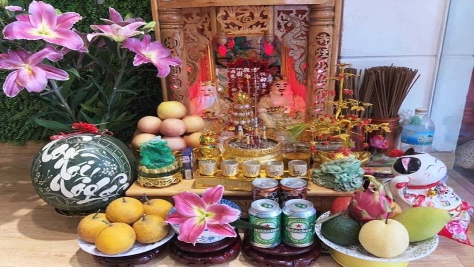 Tại sao cần cắm hoa trên bàn thờ Thần Tài? Tại sao cần cắm hoa trên bàn thờ Thần Tài?