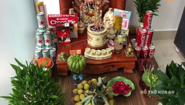 Bàn thờ Thần Tài Thổ Địa có nhiệm vụ như lễ tân của các công ty doanh nghiệp, chỉ khác là đón và tiễn khách hàng theo đường âm
