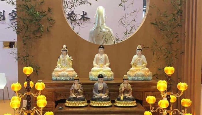 Chuẩn bị bàn thờ Phật Chuẩn bị bàn thờ Phật