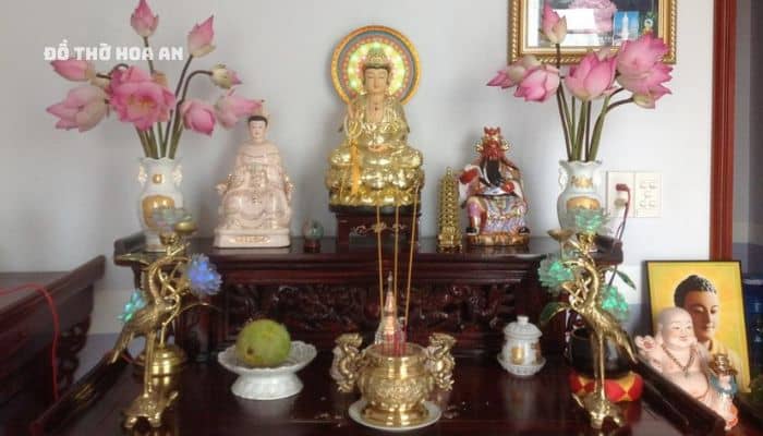 Việc thờ Phật sẽ giúp gia chủ tu tập sự nhân từ, rời xa cái ác