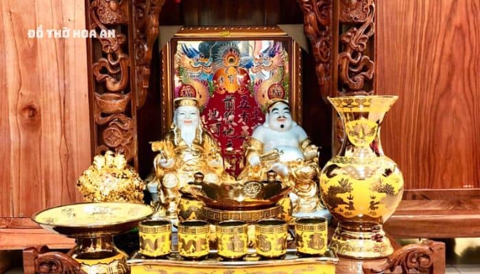 Bàn thờ Thần Tài bắt buộc phải dựa vào một bức tường vững chắc Bàn thờ Thần Tài bắt buộc phải dựa vào một bức tường vững chắc