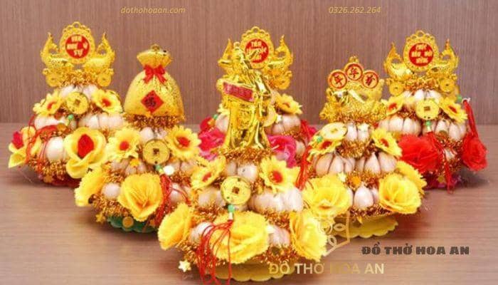 Tháp tỏi phong thủy được đặt trên bàn thờ Thần Tài với nhiều ý nghĩa Tháp tỏi phong thủy được đặt trên bàn thờ Thần Tài với nhiều ý nghĩa