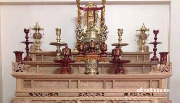 Bàn thờ Tam Cấp phải đặt ở nơi trung tâm của ngôi nhà Bàn thờ Tam Cấp phải đặt ở nơi trung tâm của ngôi nhà
