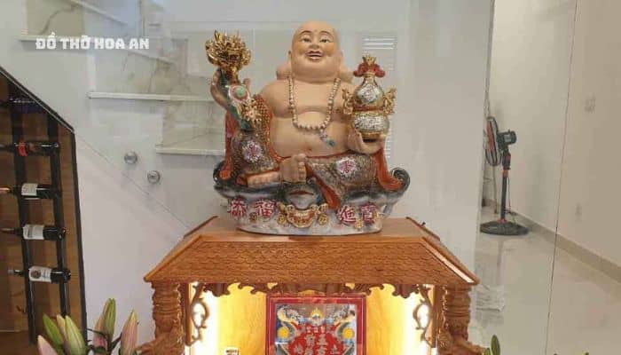 Đặt tượng Di Lặc trên nóc bàn thờ Thần Tài