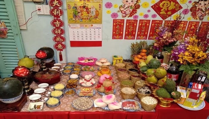 Mâm cúng trên bàn thờ người Hoa Mâm cúng trên bàn thờ người Hoa