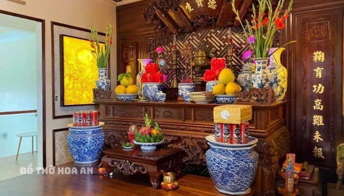Không gian phòng thờ phải luôn sạch sẽ, thoáng đãng, đầy đủ hoa quả tươi không dùng hoa nhựa, hoa khô