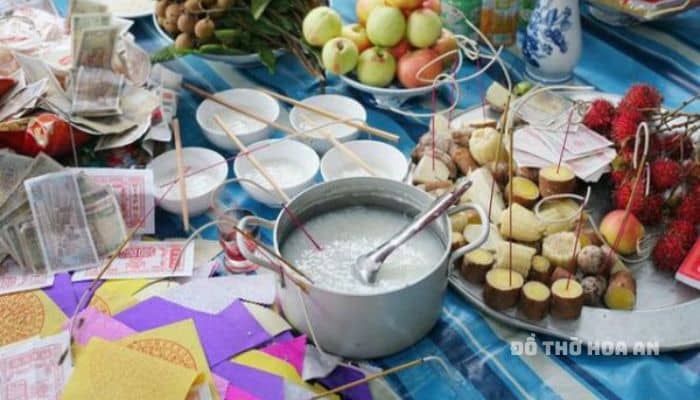Sau khi thức ăn, lễ vật đã được bày trí đầy đủ trên mâm cỗ, bạn nên đặt trước sân nhà mình hoặc nếu không có sân thì đặt ở trước cửa nhà