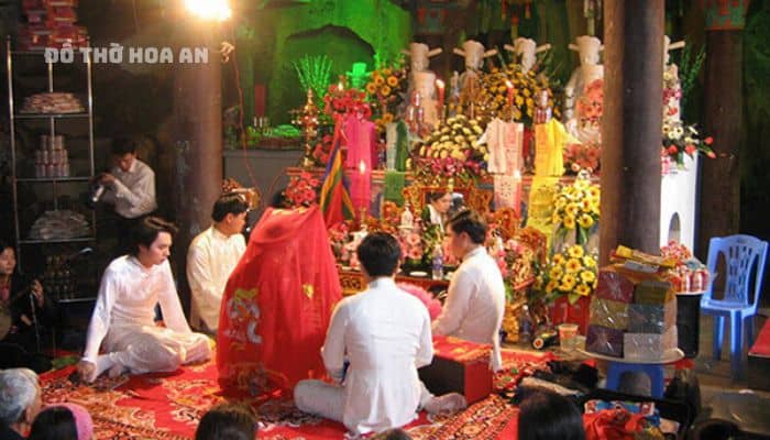 Bát hương bản mệnh bắt buộc dành cho người có căn đồng, là con của Tiên, Thánh, Vương, có nghĩa vụ thờ phụng đấng linh thiêng