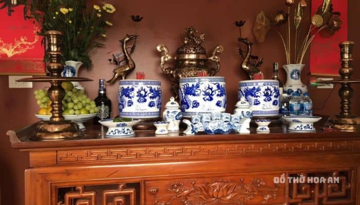 Việc lau dọn, giữ cho bàn thờ của gia đình sạch sẽ giúp thể hiện sự tôn tính, kính trọng với thần linh và tổ tiên