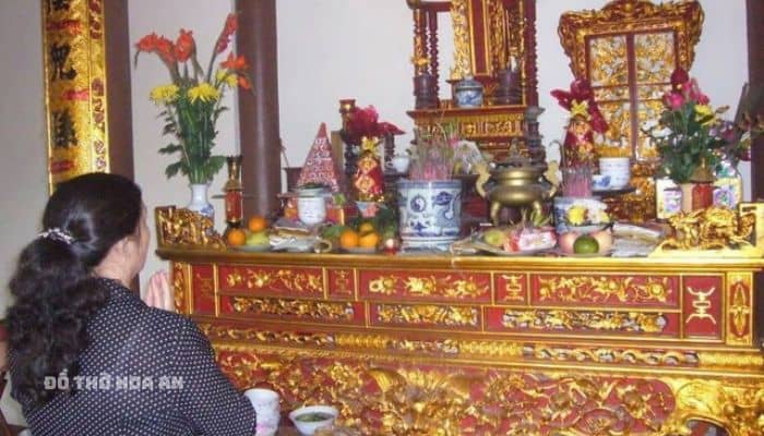 Việc lập bàn thờ thường được tiến hành đồng thời với thời gian nhập trạch để không làm ảnh hưởng nhiều đến cuộc sống sau này